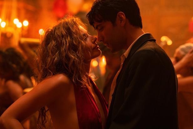 Margot Robbie und Diego Calva kurz vor einem Kuss in „Babylon – Rausch der Ekstase“.