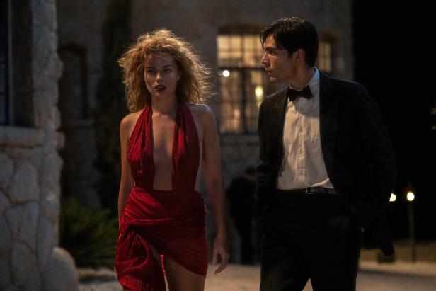 Margot Robbie und Diego Calva in Kostümen für den Film „Babylon – Rausch der Ekstase“.