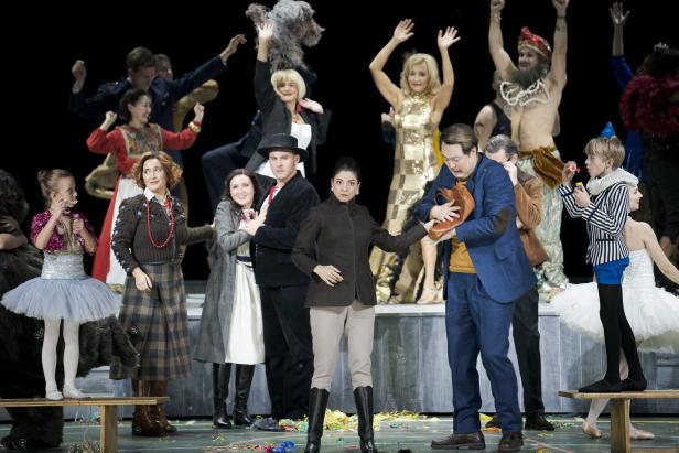 "Verkaufte Braut" in Graz: Zündende Stimmungen in der Turnhalle
