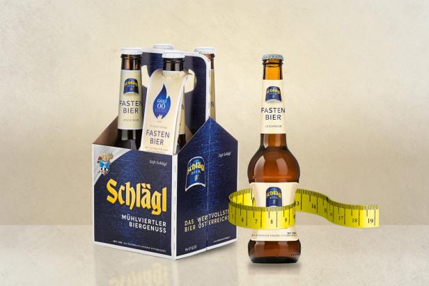 Eine Flasche Stift Schlägl Fastenbier mit einem gelben Maßband umwickelt.