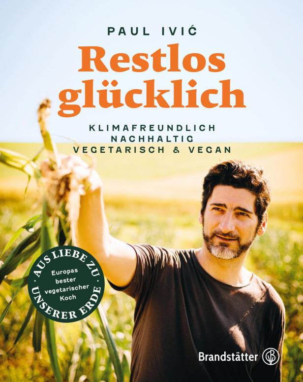 Das Cover des Buches „Restlos glücklich“ von Paul Ivić mit dem Autor, der Lauch in der Hand hält.
