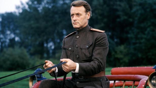Ein Mann in Militäruniform fährt eine Kutsche.