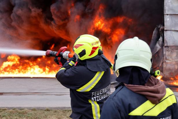 Tausende Liter Öl in Flammen: Brandinferno in NÖ ist unter Kontrolle