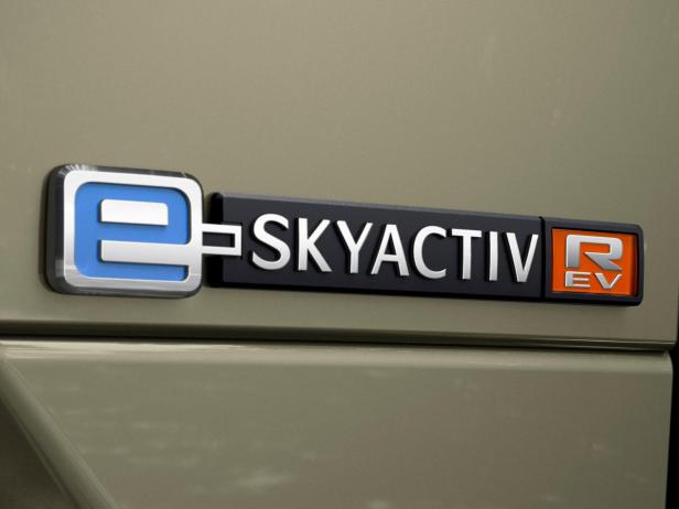 2022_mx-30_ipm1_common_std_c148a_r-ev_ext_badge_rear_e-skyactiv_r-ev.jpg