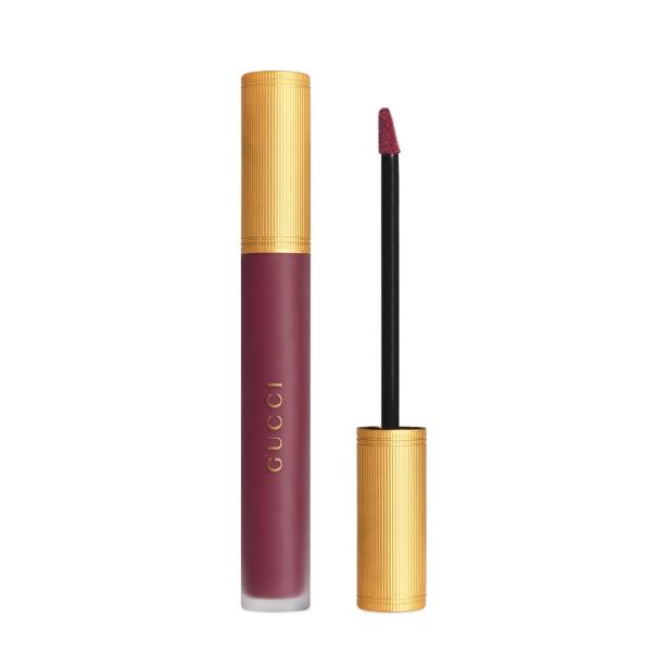 Ein burgunderfarbener Gucci Lippenstift mit goldenen Akzenten und Applikator.