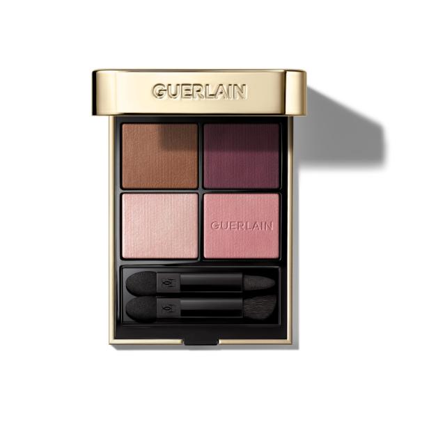 Eine Lidschattenpalette von Guerlain mit verschiedenen Farbtönen und Applikatoren.