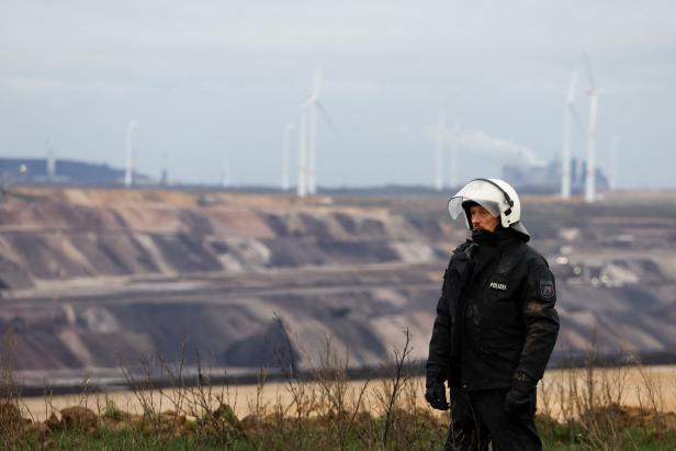 Schlammschlacht im Tagebau: Klima-Demo in Deutschland eskalierte