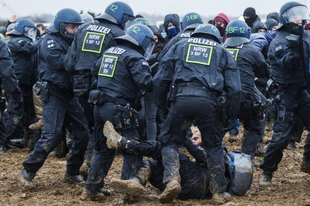 Schlammschlacht im Tagebau: Klima-Demo in Deutschland eskalierte