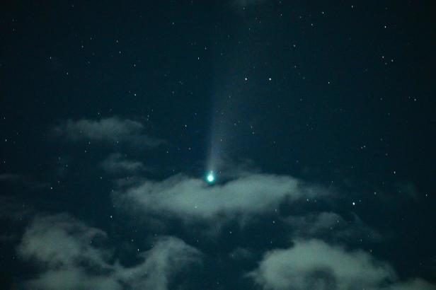 Komet fliegt zu rarem Rendezvous an der Erde vorbei