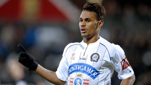 Ein Fußballspieler des SK Sturm Graz zeigt mit dem Finger nach oben.