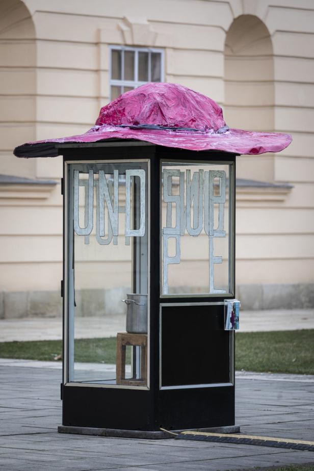 Von der Telefonzelle zur Kunstzelle: Mit Hut und Suppe