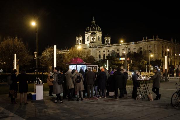 Von der Telefonzelle zur Kunstzelle: Mit Hut und Suppe