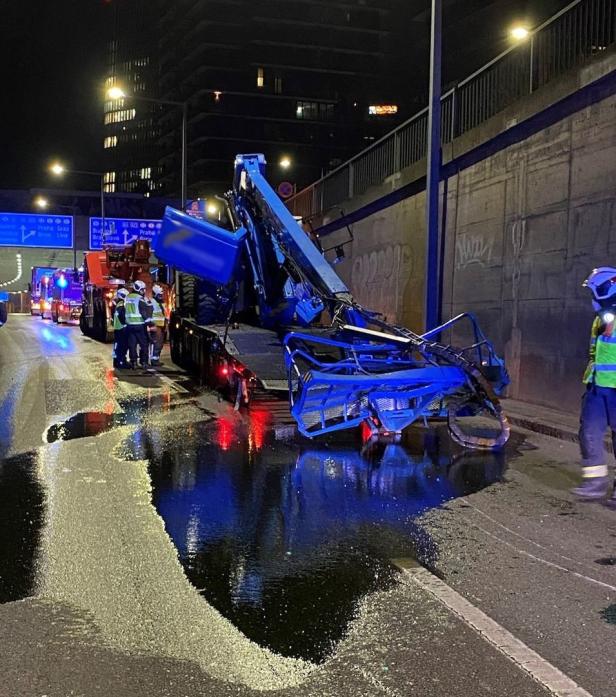 Lastwagen blieb mit Ladung an Wiener Stadionbrücke hängen
