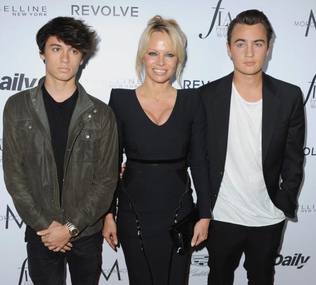 Pamela Anderson posiert mit ihren Söhnen Dylan und Brandon Lee auf dem roten Teppich.