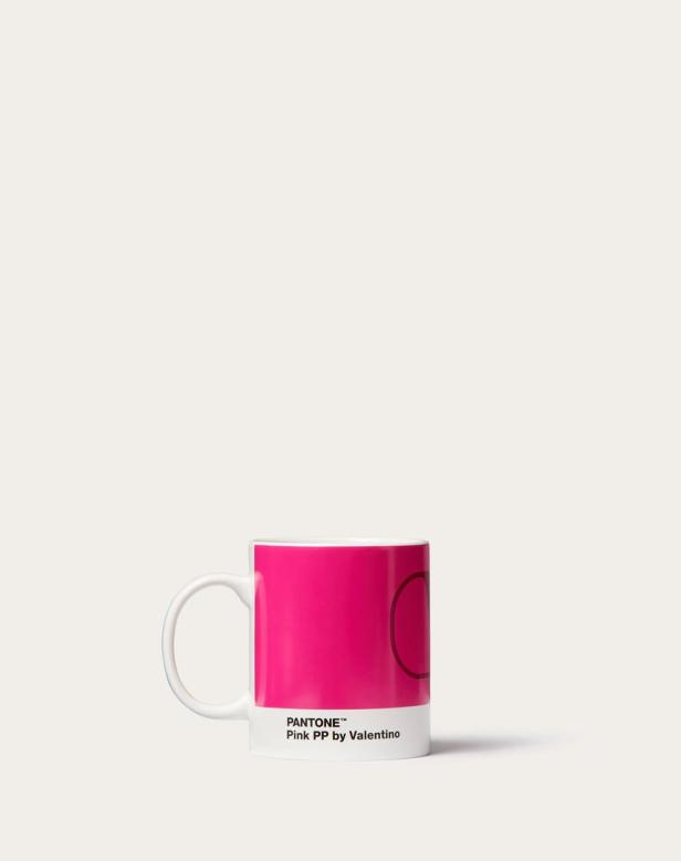 Eine Tasse in Pink PP von Valentino mit dem Pantone-Logo.