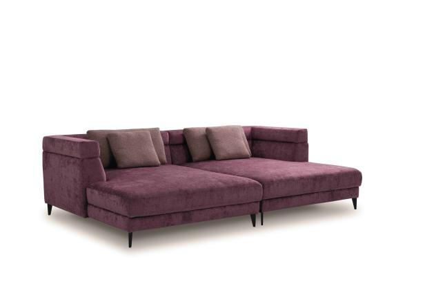 Ein lila Sofa mit braunen Kissen steht auf einem weißen Hintergrund.