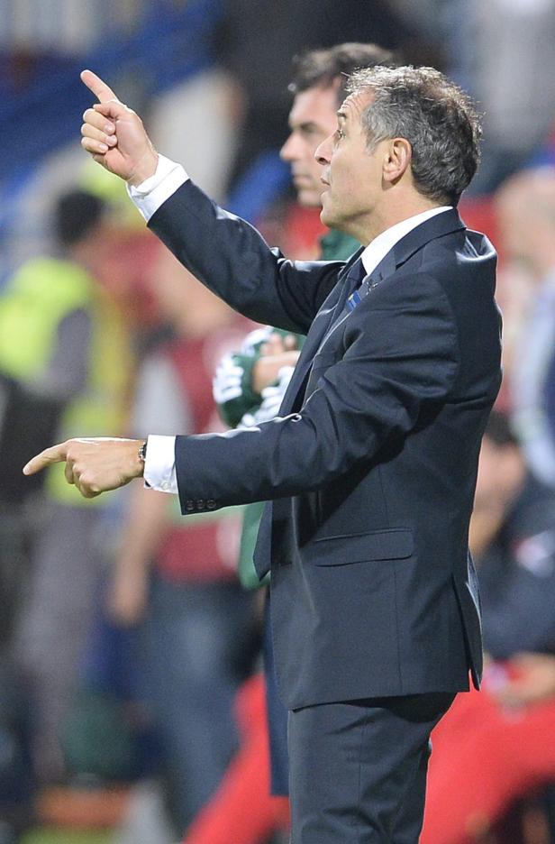 Ein Mann im Anzug gestikuliert mit beiden Händen.