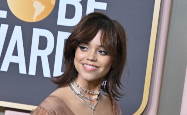 Jenna Ortega lächelt auf dem roten Teppich.