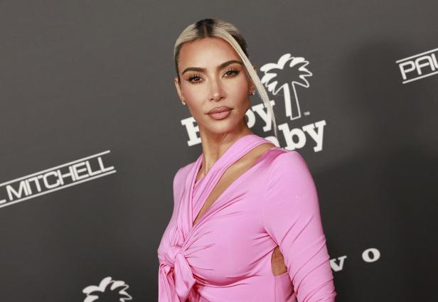 Kim Kardashian in einem pinkfarbenen Kleid auf dem roten Teppich.