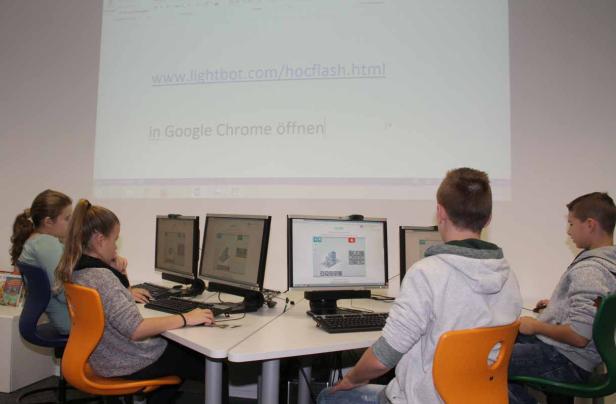 Schüler arbeiten an Computern mit der Webseite www.lightbox.com/hocflash.html.