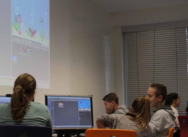 Schüler arbeiten an Computern mit einer Unterwasser-Spielprogrammierungssoftware.