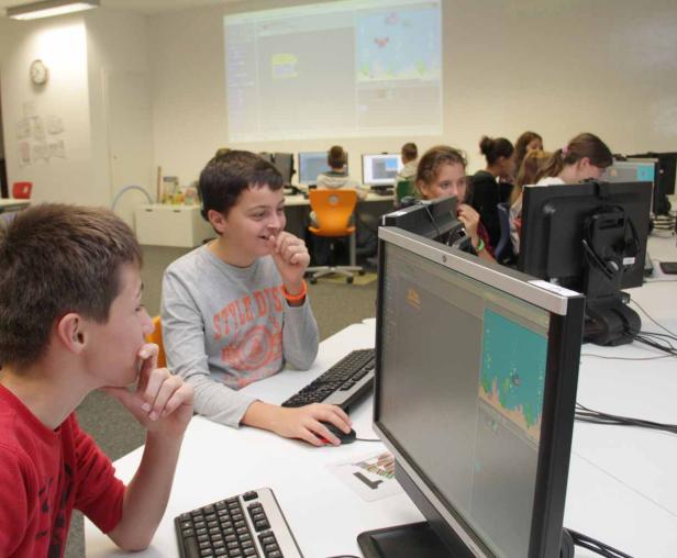 Schüler arbeiten in einem Computerraum an ihren Bildschirmen.
