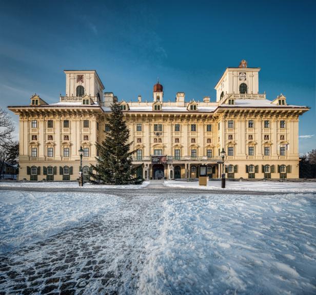 Das Schloss Laxenburg im Winter mit Schnee bedeckt.