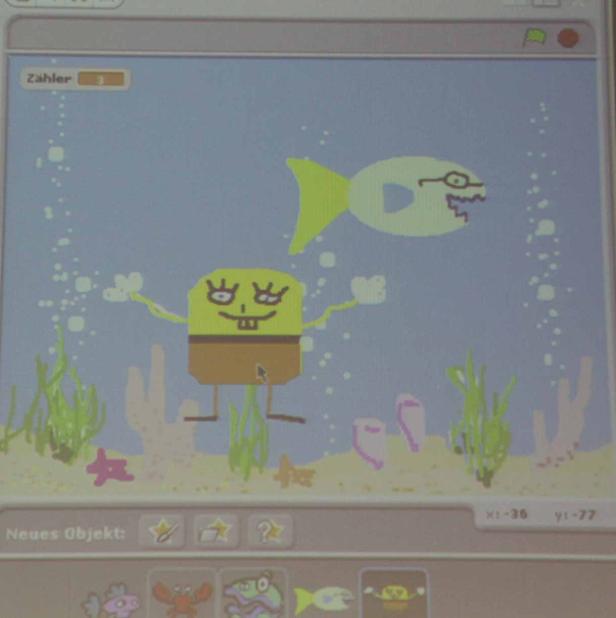 Eine computergenerierte Szene mit Spongebob und einem Fisch mit Brille unter Wasser.