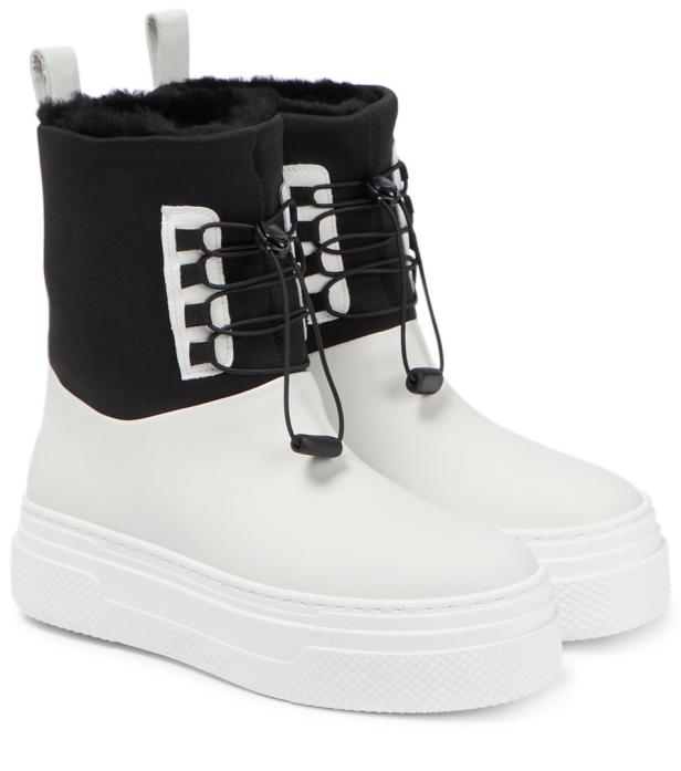Ein Paar weiße Khaite-Stiefel mit schwarzen Akzenten und Schnürung.