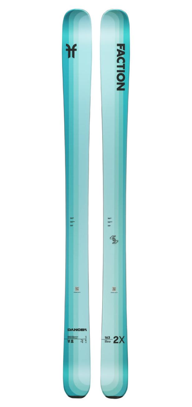Ein Paar türkis-farbene Faction „Dancer 2X“ Ski stehen aufrecht.