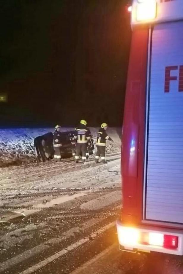 Schneefahrbahnen in NÖ: Frau stirbt bei Frontal-Crash