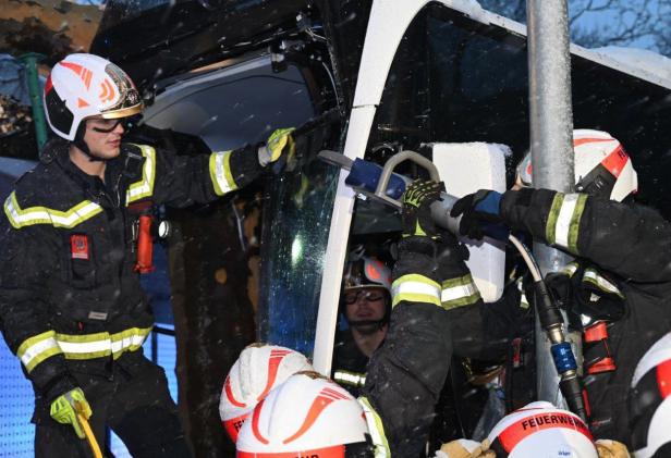 Buslenker bei Unfall in Wien-Donaustadt in Fahrzeug eingeklemmt
