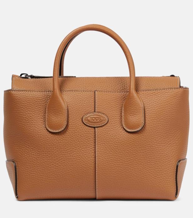 Eine braune Ledertasche der Marke Tod's mit Henkeln.