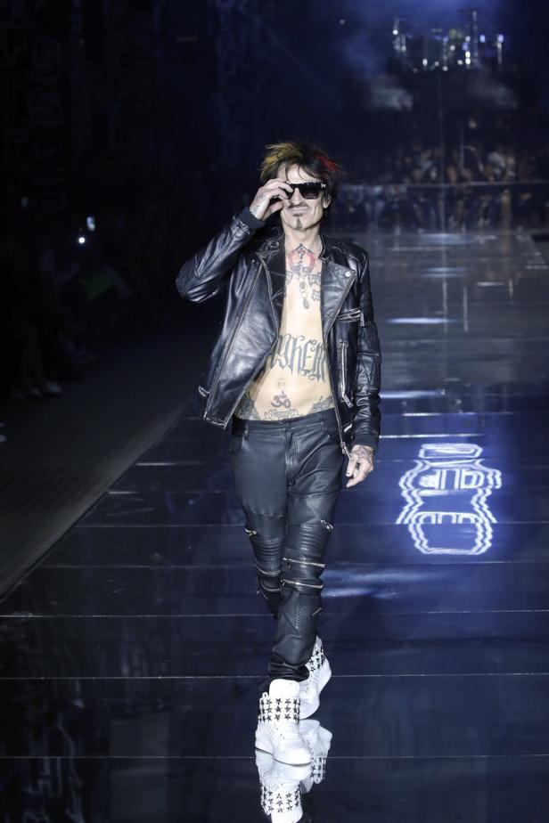 Tommy Lee läuft mit Lederjacke und Tätowierungen auf dem Laufsteg.
