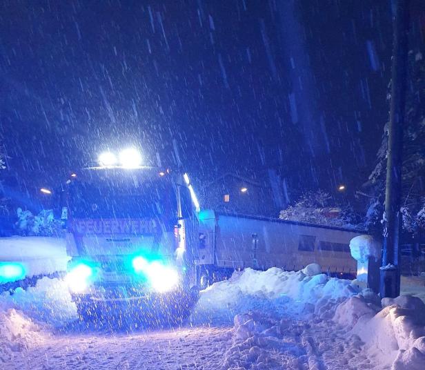 Schneemassen: Immer noch Tausende Haushalte ohne Strom