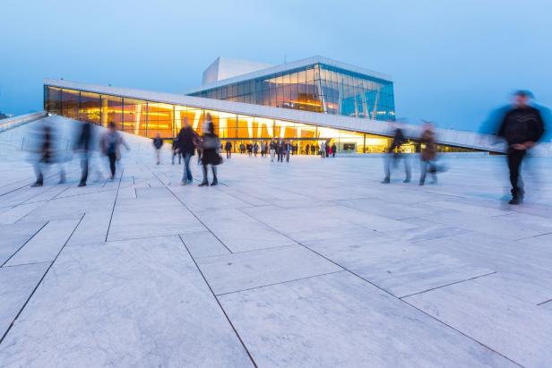 Die Oper von Oslo mit Menschen im Abendlicht.