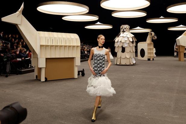 Fashion Week Paris: Chanels Haute Couture Show führte in den Zirkus