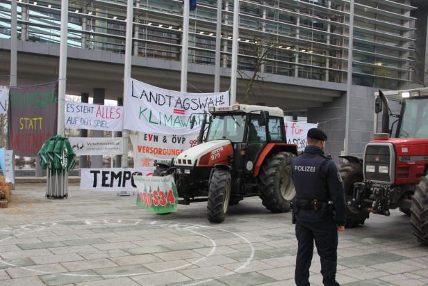 Bauern als Straßengegner unterstützten Klimaprotest vor nö. Landhaus