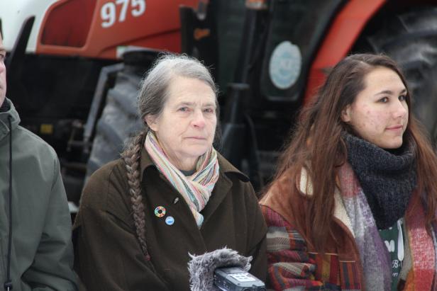 Bauern als Straßengegner unterstützten Klimaprotest vor nö. Landhaus
