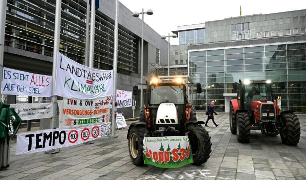 NÖ-Wahl: Traktor-Demo zur Unterstützung von Klima-Protestcamp