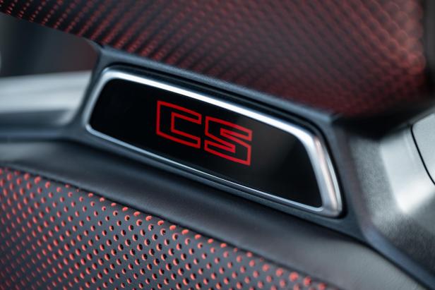 Das rote „CS“-Logo im Innenraum eines BMW-Fahrzeugs.