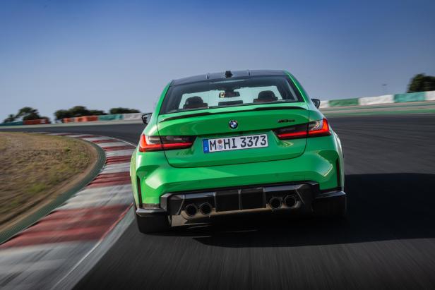 Ein grüner BMW M3 CS fährt auf einer Rennstrecke.