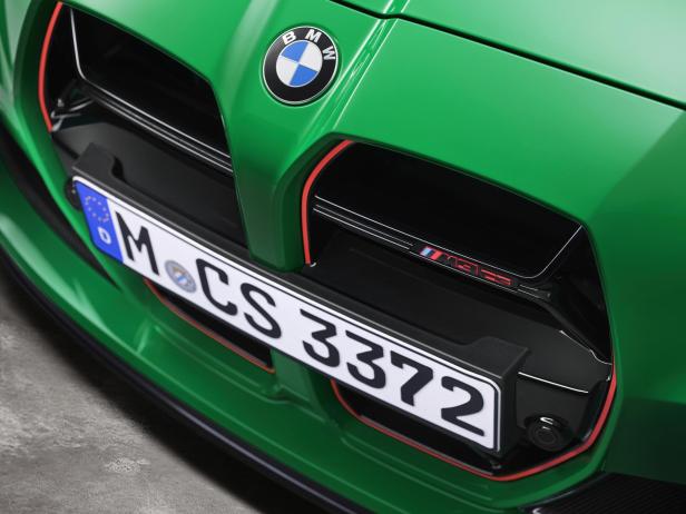 Detailansicht der Frontpartie eines grünen BMW M3 CS mit Nummernschild.