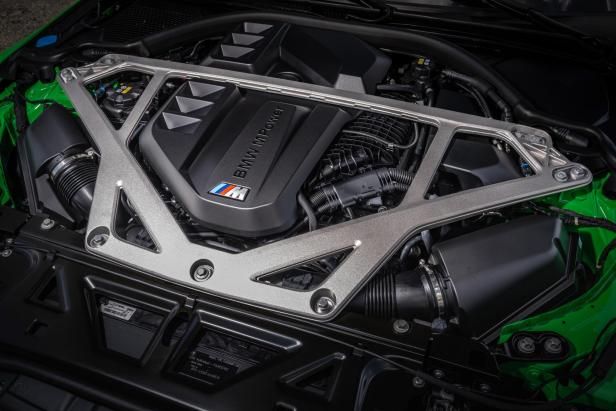 Der Motorraum eines BMW M Power mit silberner Domstrebe.