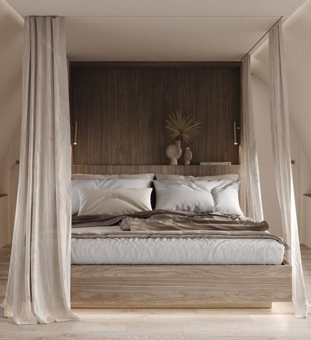 Ein Himmelbett mit hellen Vorhängen und einem Holzbettgestell steht in einem Schlafzimmer.