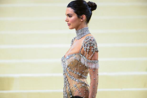 Kendall Jenner in einem mit Juwelen besetzten Kleid bei einem Event.