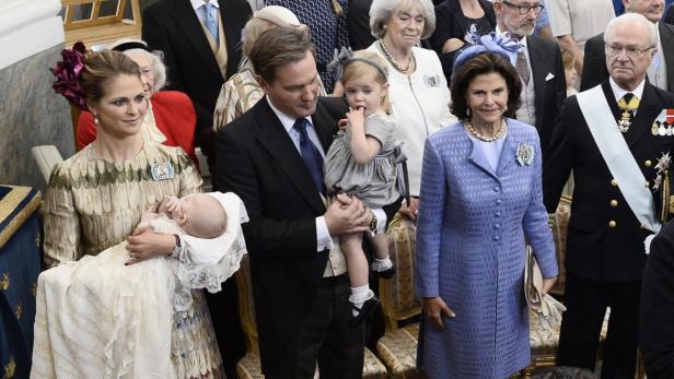 König Carl XVI. Gustaf und Königin Silvia von Schweden mit Familie bei einer Veranstaltung.
