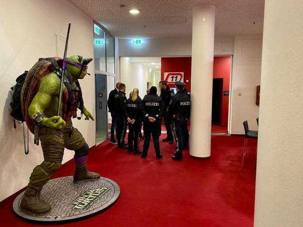 Polizei musste bei Lugners Opernball-Pressekonferenz anrücken