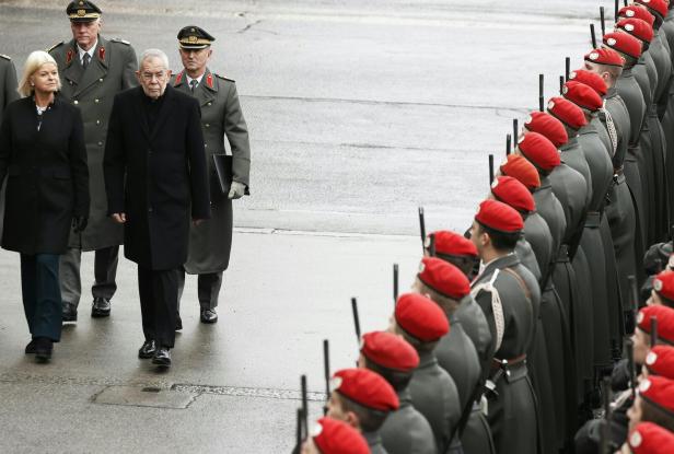 ANGELOBUNG BUNDESPRÄSIDENT VAN DER BELLEN: MILITÄRISCHER FESTAKT