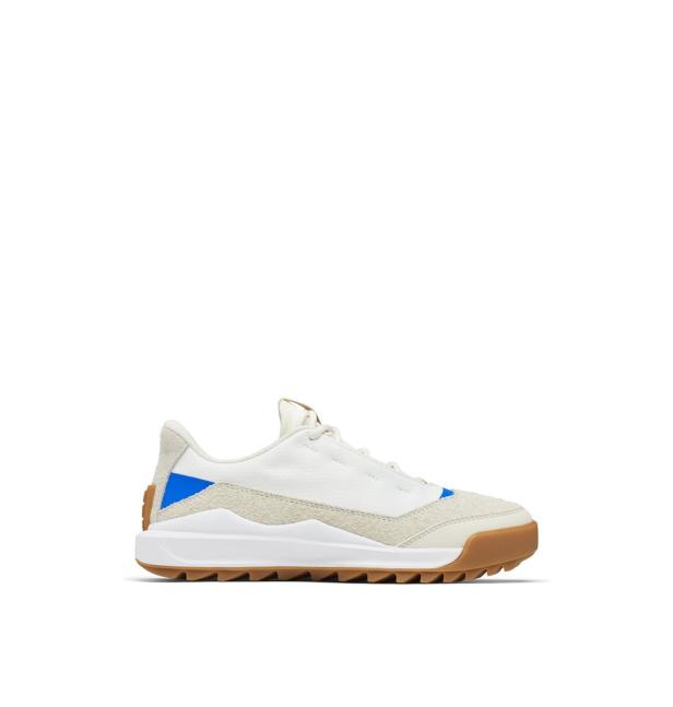 Ein weißer Sneaker mit brauner Sohle steht auf einem weißen Hintergrund.